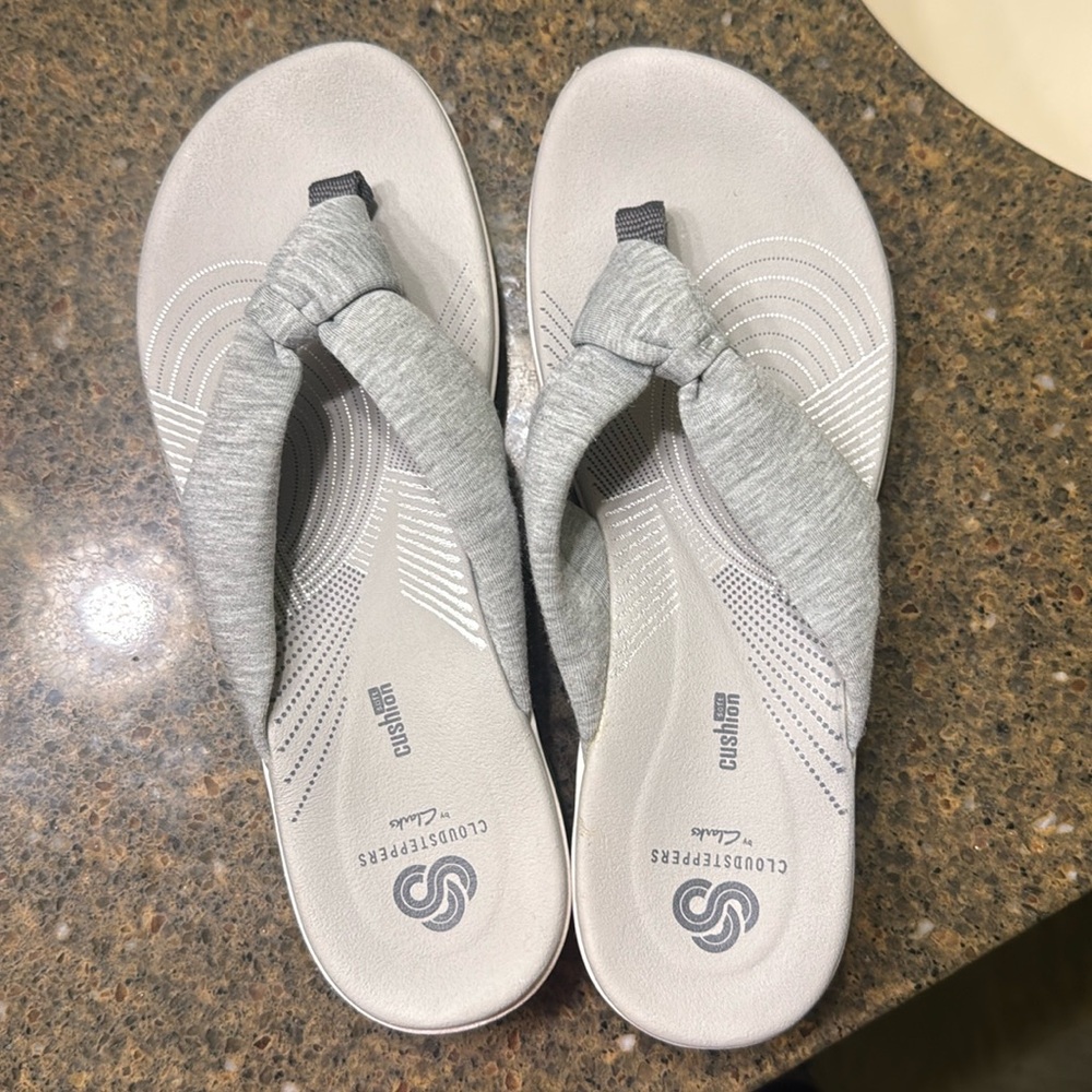 Clarks Cloudsteppers Arla Glison flip flops sandals 8M gray